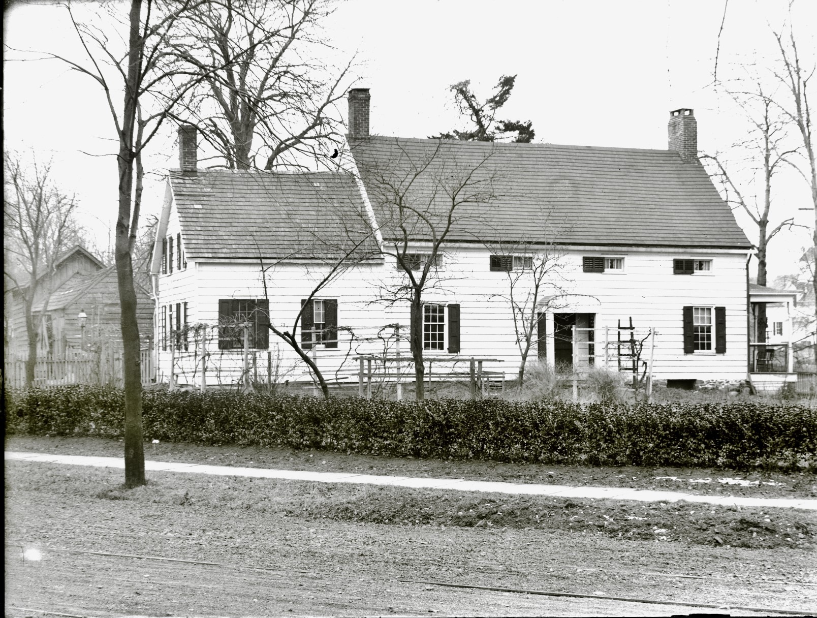 Historic black and white photo of the Crane House in Elizabeth, NJ, a colonial farmhouse with eyebrow windows